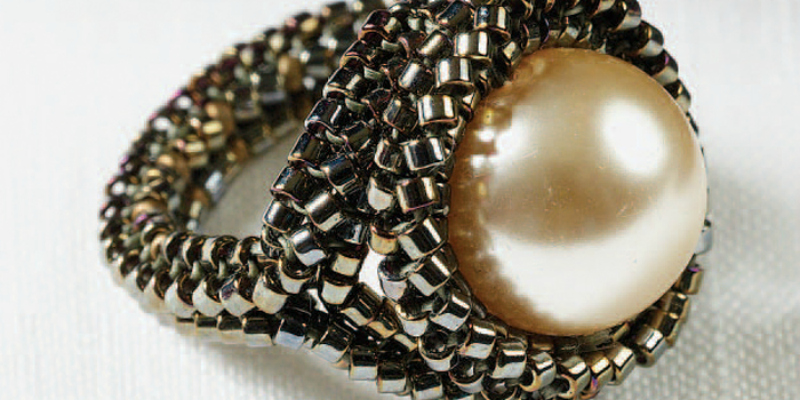 Free herringbone stitch beading patterns such as this beautiful herringbone stitched ring.