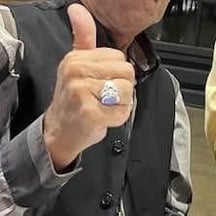 有人认识这个戒指还是类似的东西