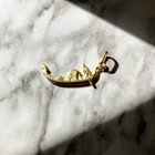 多年前，一些小型有趣的吊坠是给我的。有人告诉我他们是在70年代制造的