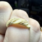 骨头或树脂，小黄金9 CT镶嵌并雕刻。