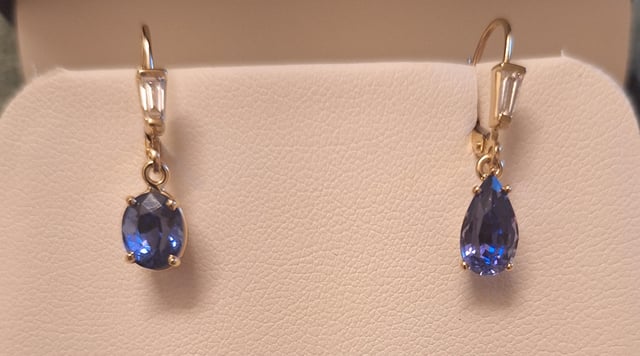 我有一双由不兼容的石头制成的蓝宝石耳环！