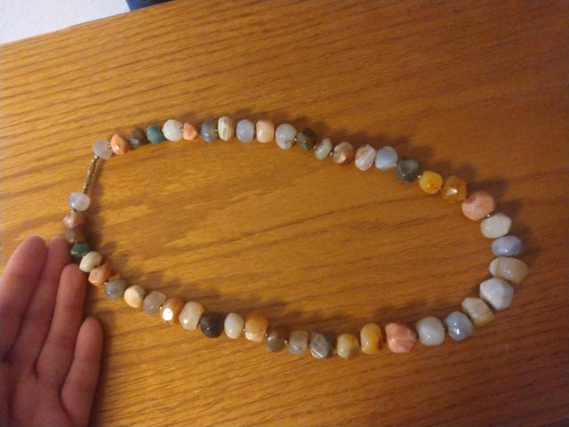 有人可以告诉我这条项链的石头吗？继承销售