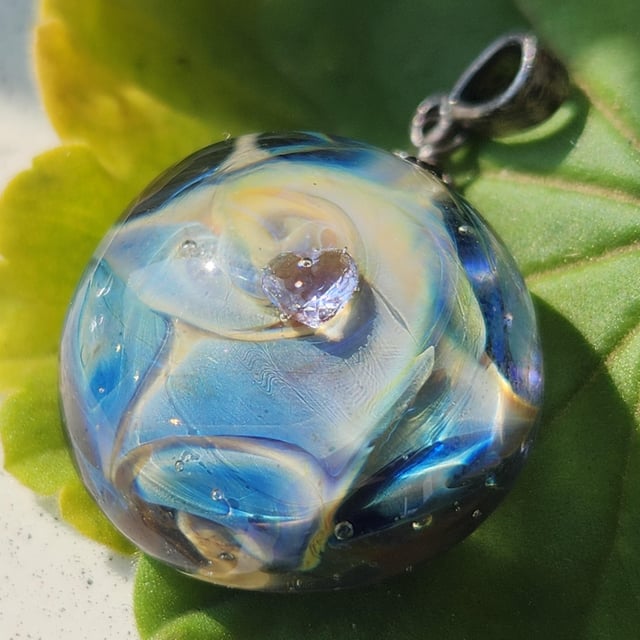 玻璃外壳内的水晶