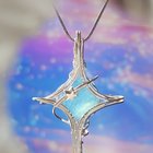 海蓝宝石是我的出生石，我有一条带有电线的十字架的星光。