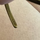 您是否在一双鞋子中找到了这款手镯，标记意味着什么吗？