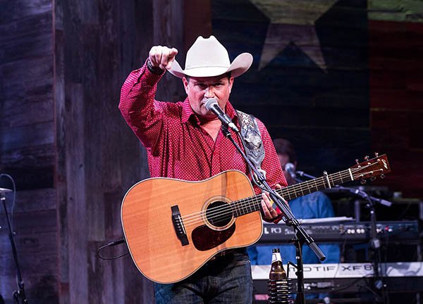 音乐星期五：特雷西·伯德（Tracy Byrd）宣称，爱使钻石发光