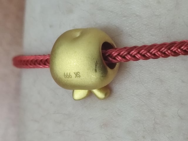 首先在新的每日服装上深处划痕。