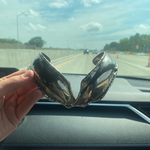 金属手柄的艺术选择。在拥抱的过程中发现！它很酷还是很奇怪？