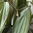 （OC）我最喜欢的精灵拥抱一块珍贵的石头