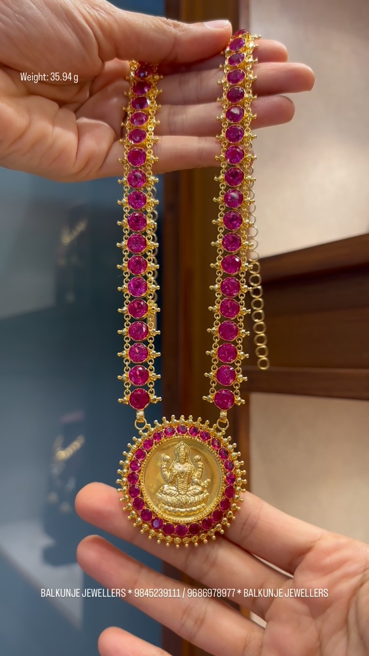 Ruby Lakshmi从“ Balkunje Jewelers”中的长金项链