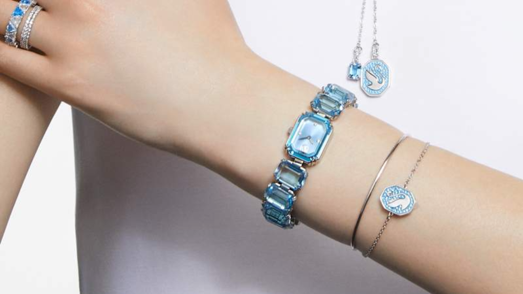 我们最喜欢的施华洛世奇手表和一对手镯