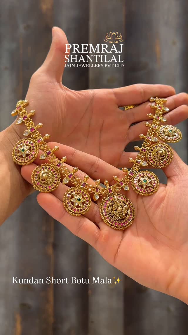 Pottumala Golden从“ Premraj Shantilal Jeinerers”•印度南部珠宝