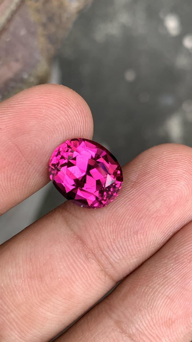 疯狂 /虚幻的Rubellite。 7.70克拉