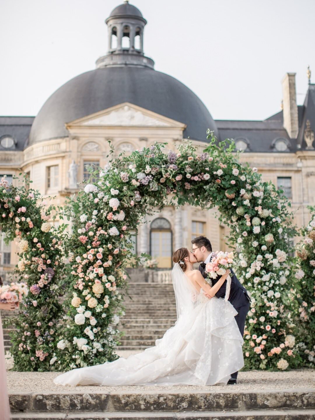 史诗般的城堡de vaux-le-le-vicomte婚礼〜Wedluxe Media