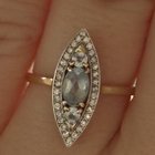 来自欧洲的边锋订婚戒指，对时代/风格有什么想法吗？