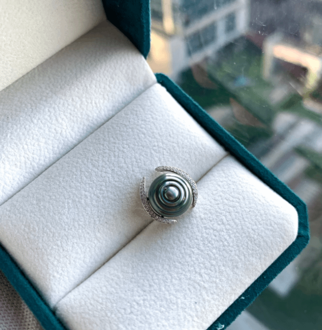 突然，我想制作一个蜗牛戒指。您可以猜测它是什么材料。