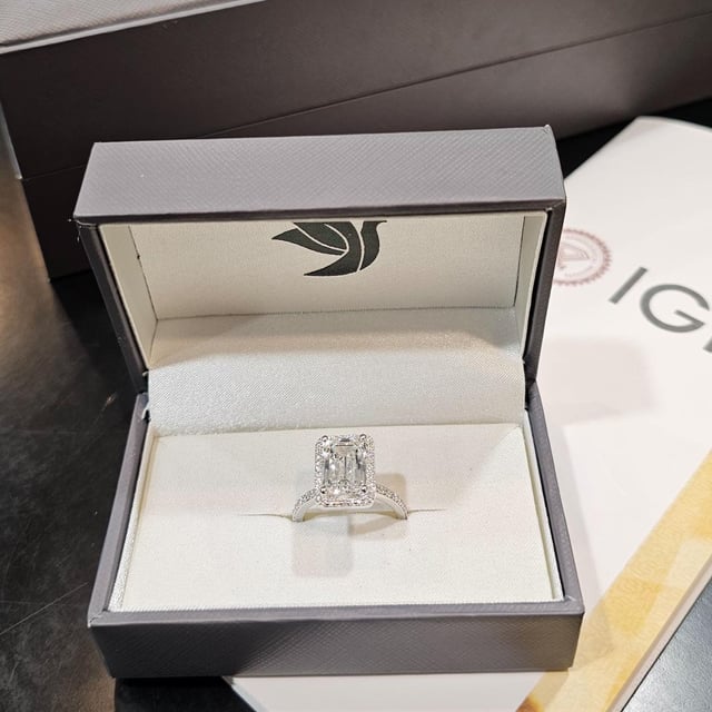 我刚收到在实验室里种植的新钻石戒指。