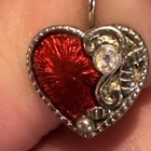 请帮助我找到一双死去的母亲耳环，我只有一个