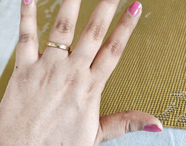 喜欢穿天然黄金乐队，但几乎全部都给我带来了松饼的顶部。您必须在FYI的情况下航行什么样的戒指：小组并不紧。正是我的大小。更大的一切都会从我的手指上滑动。这是一支18 -carat的金乐队