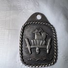 我找到了这条斯特林项链。什么是雕刻？我什么都找不到。