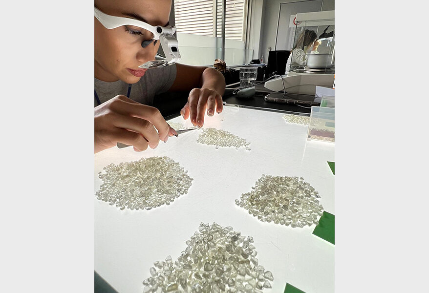 1,800颗钻石去安特卫普进行了一个非常忙碌的拍卖。