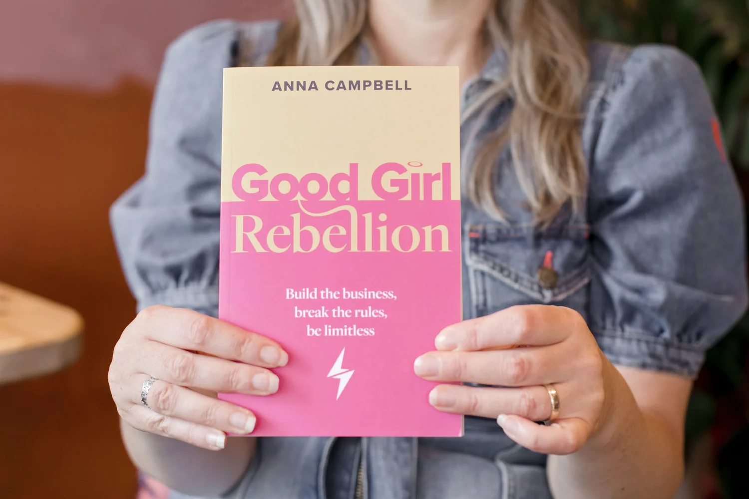 与安娜·坎贝尔（Anna Campbell）（播客剧集）建立一个为您服务的业务 - 珠宝商学院