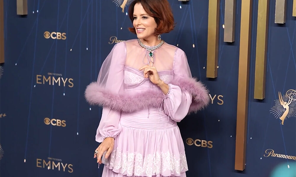 帕克·波西（Parker Posey）的彩色珠宝是完美的，还是太多？
