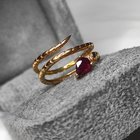 帮助我选择带有红色石头的金色灵感戒指（彩色）！