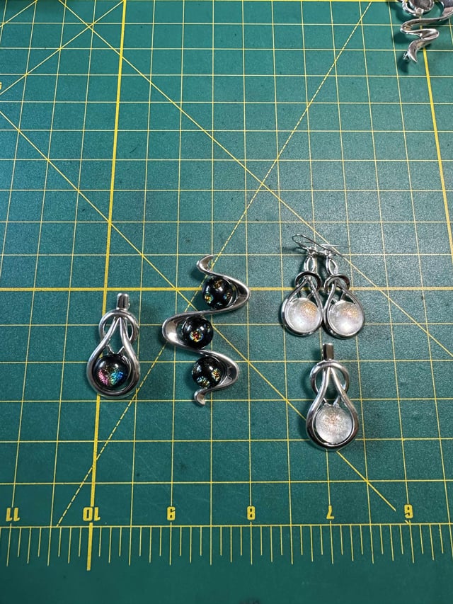 这些合并的玻璃珠宝几乎制成