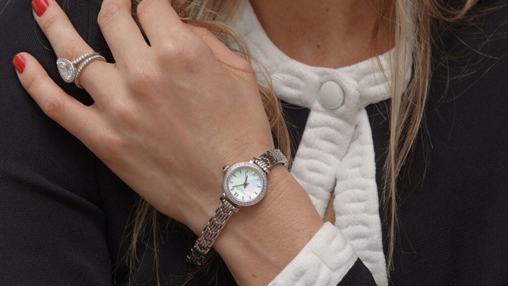对于不会破产银行的女性的时尚手表