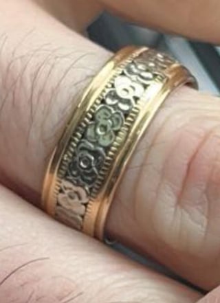 丈夫失去了结婚戒指 - 试图找到同一件事