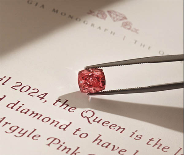 稀有冠冕：``皇后''成为最大的钻石粉红色的Argyle分类1p