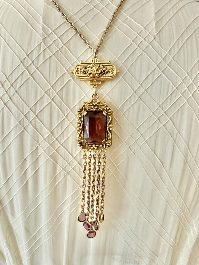 戈德特（Goldette）1960项项链，带有流苏。