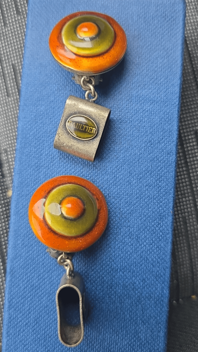 他买了那些耳环吉恩·鲍尔·戈尔特