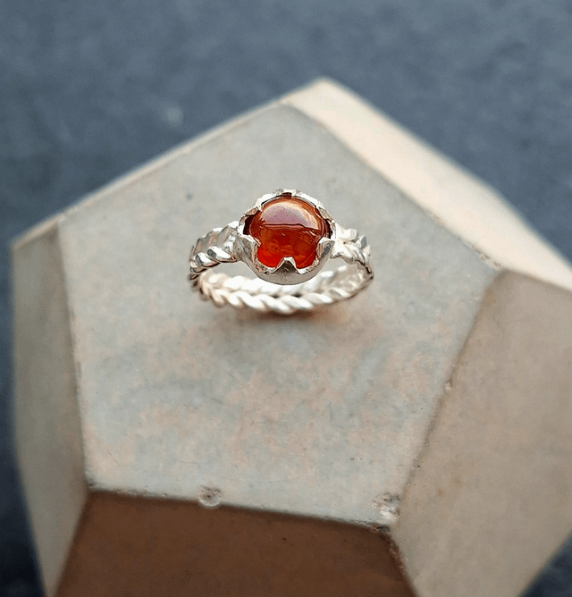 中世纪启发的石榴石戒指