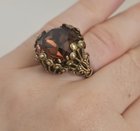 她痴迷于二手商品市场中的水晶鸡尾酒戒指