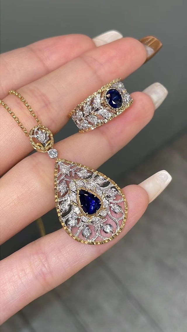 我刚拿起这条项链和一组匹配的戒指 - 非常迷人，对吗？