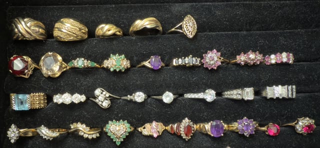 从珍贵的石戒指继承的收藏品