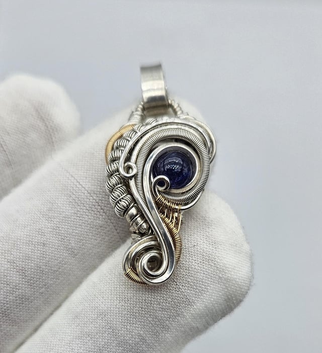 我几年前制作的坦桑石绕线吊坠