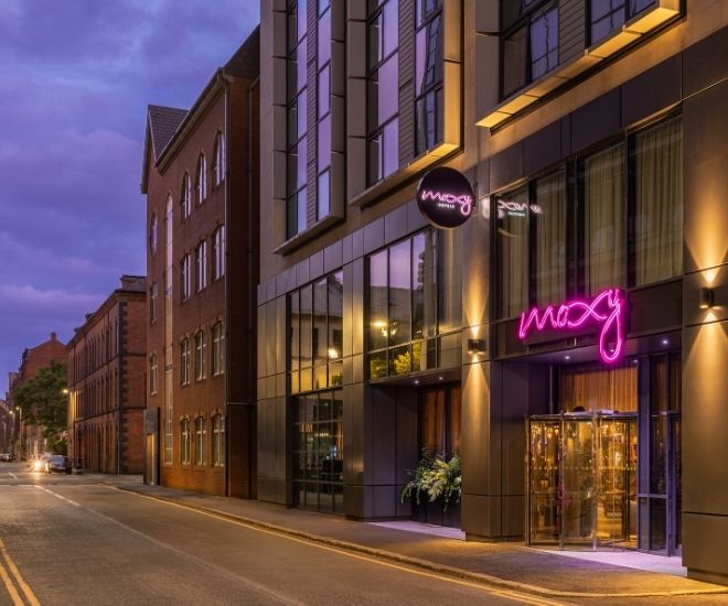 莫克西贝尔法斯特城市酒店：在酒吧登记入住并安静入睡的住宿