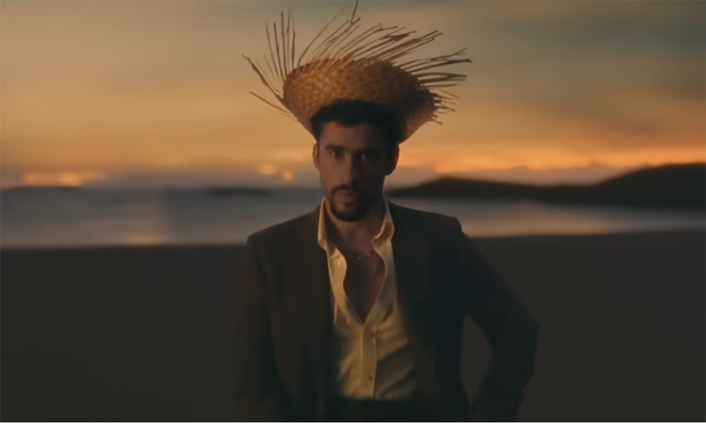 Bad Bunny 在超级碗广告中佩戴了 Vice Versa 沙漠钻石