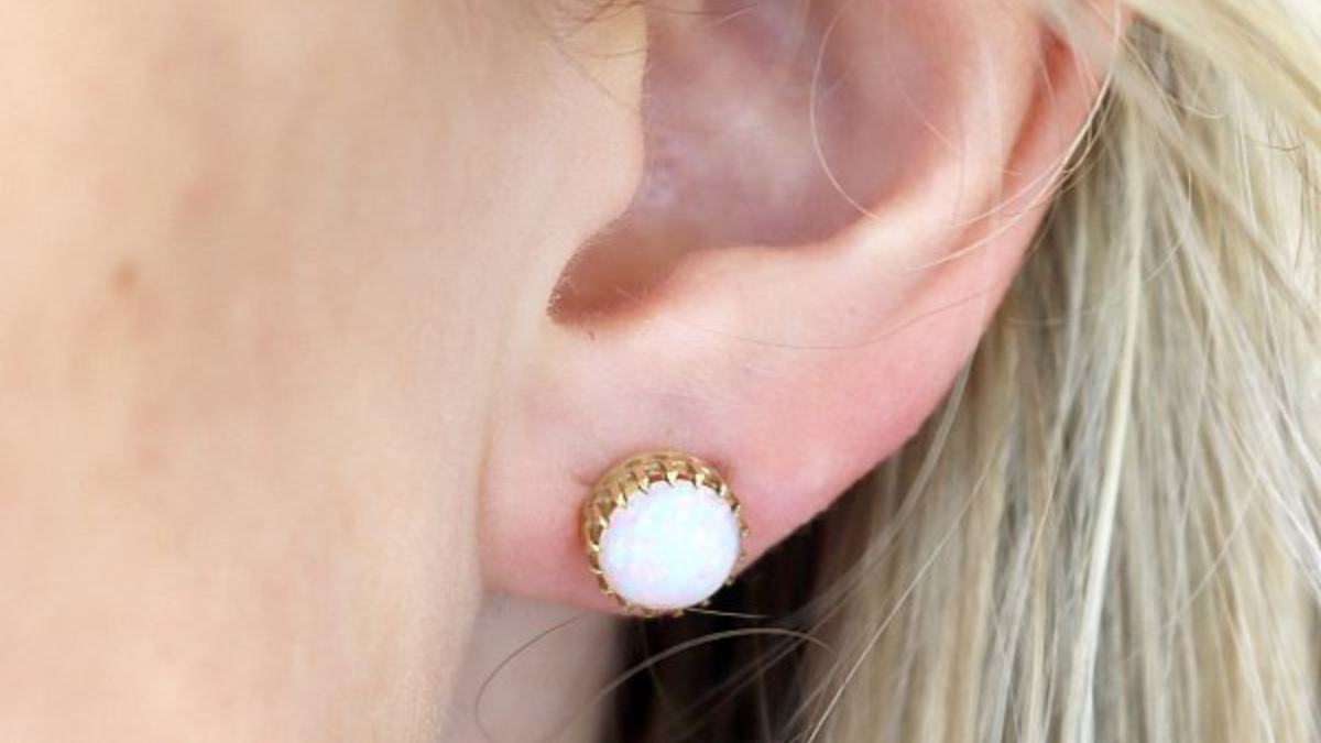 适合生日、周年纪念日和里程碑的蛋白石耳环