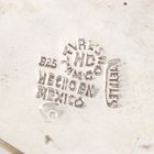 塔克哥爱好者，我将获取有关此胸针及其标志的任何信息！我可以说是墨西哥制造的塔夫，看来它在四十世纪中叶到目前为止拥有老鹰的印记？对更具体的制造商或历史记录有任何想法吗？谢谢你！