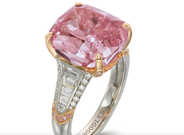 这颗 10.08 克拉的“发光玫瑰”钻石拍卖前估价为 2000 万美元