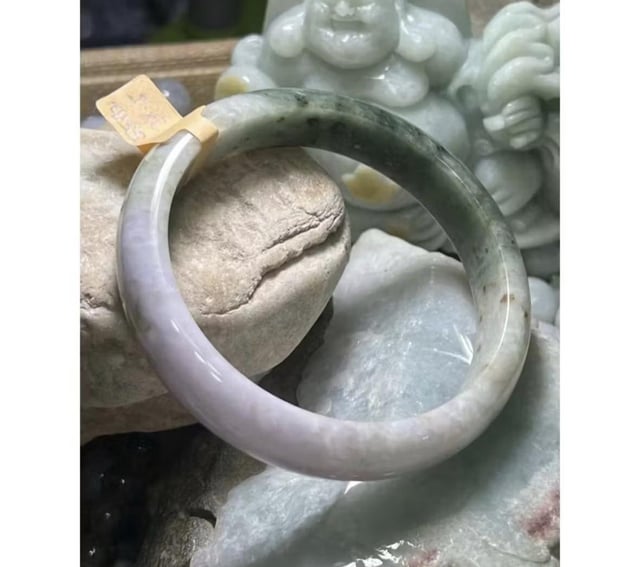 新手：谁能帮我鉴定一下这是不是真的翡翠手镯？