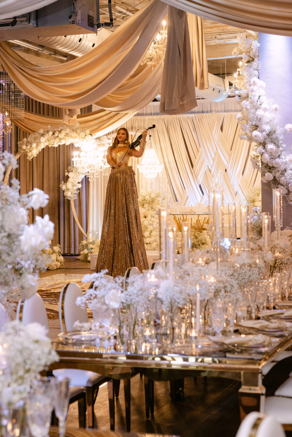 在 Espace Gare Viger 举行的华丽蒙特利尔婚礼 ~ Wedluxe Media