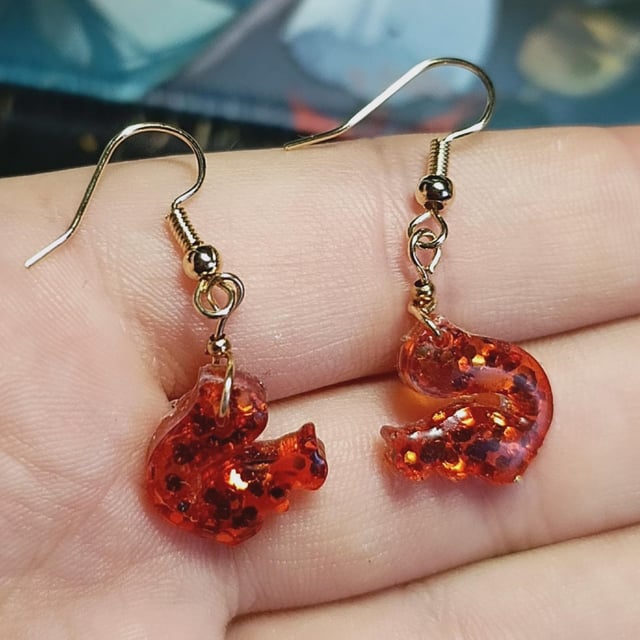 用树脂制成的松鼠耳环