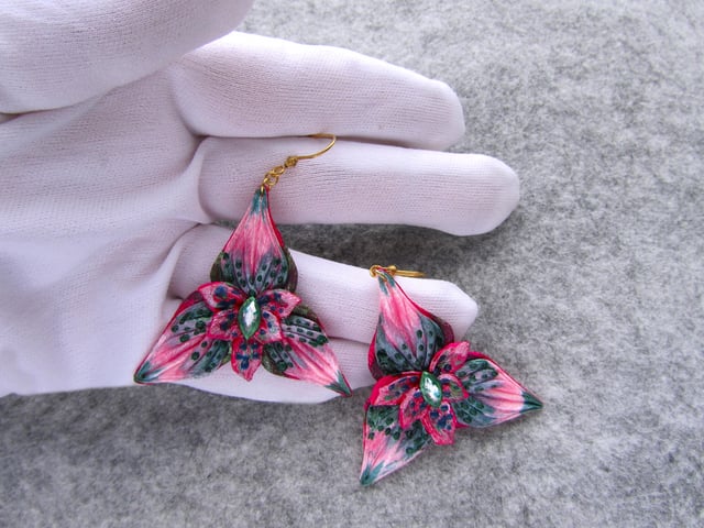 我用细缎带（0.6 厘米宽）制作了耳环，并用丙烯酸树脂和 3D 涂料对它们进行了涂漆。挂钩具有低过敏性。