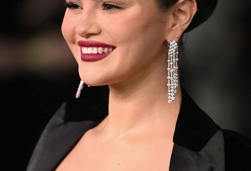 赛琳娜·戈麦斯 (Selena Gomez)、克里斯汀·贝尔 (Kristen Bell) 和朱莉娅·罗伯茨 (Julia Roberts) 展示流苏耳环的时尚风范