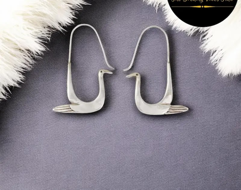 由天鹅，用品和教育课程启发的美丽珠宝